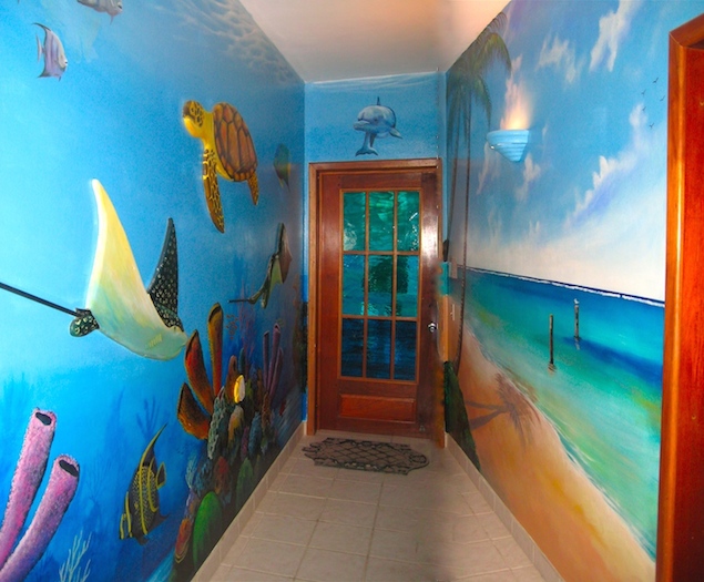 It's almost like you're undersea in this hallway!