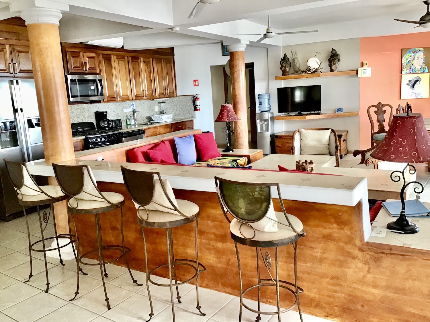 Beach level living/dining area