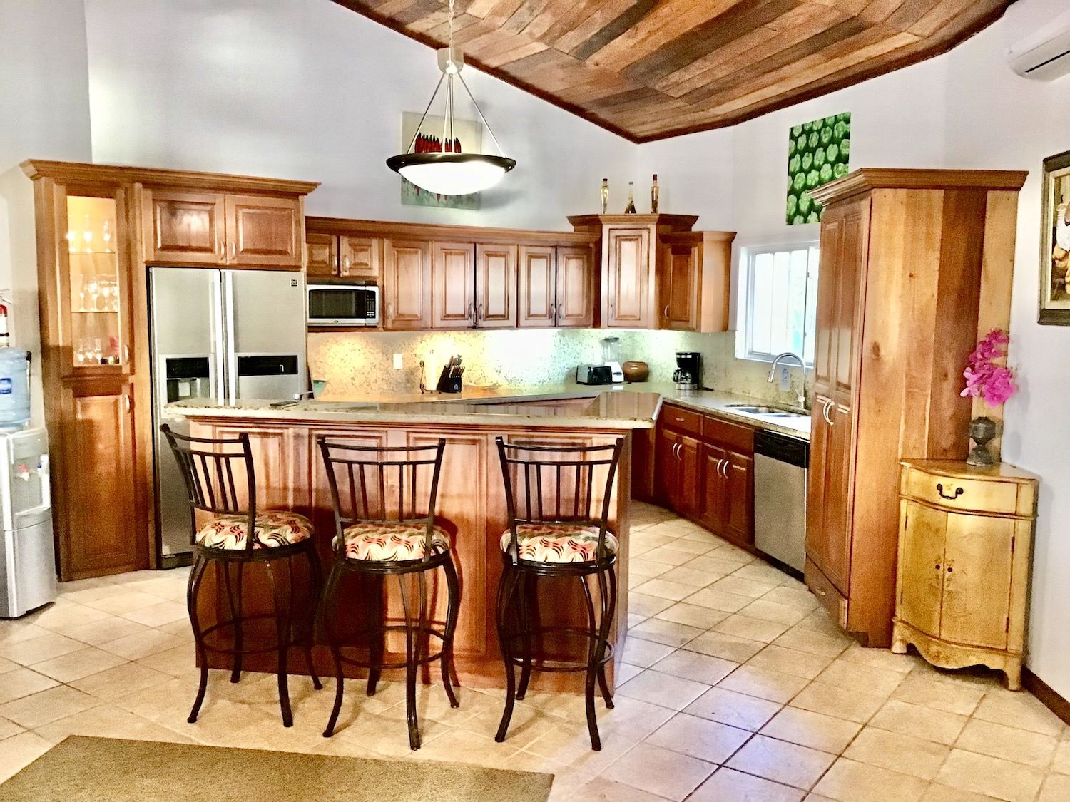 Full kitchen with counter seating