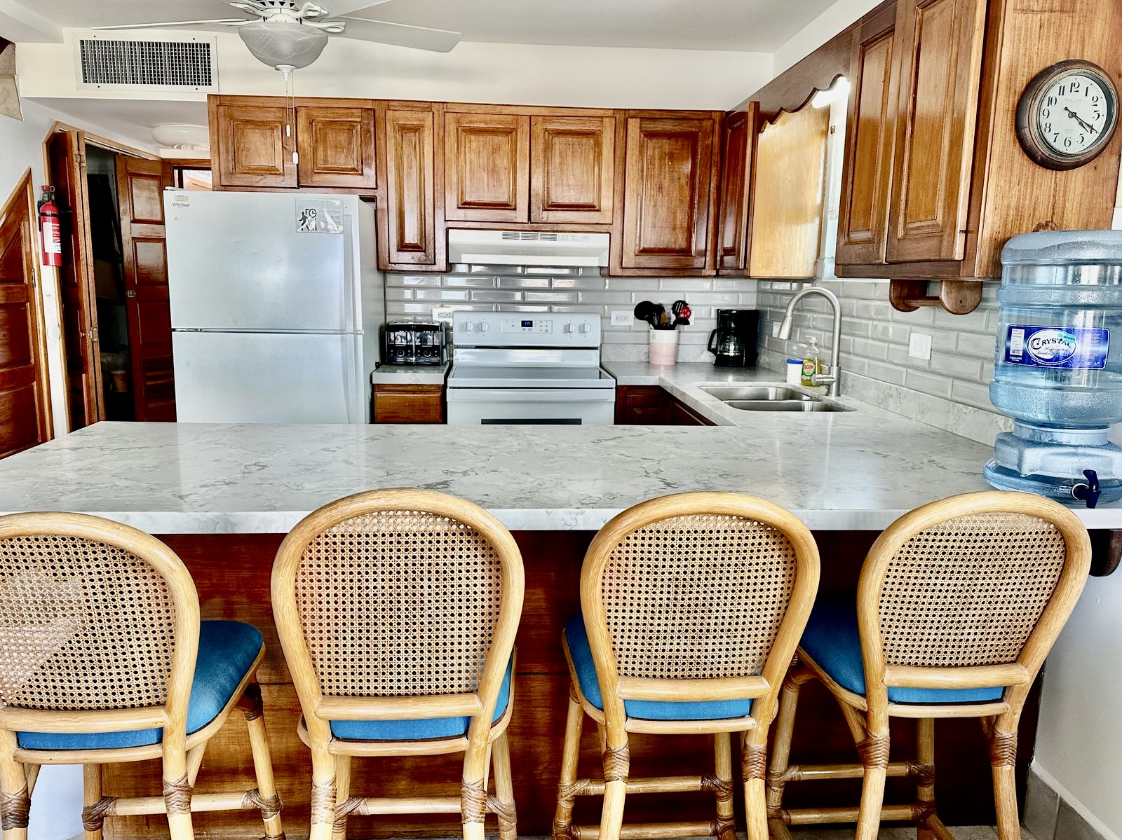 Full kitchen (no dishwasher) with counter seating