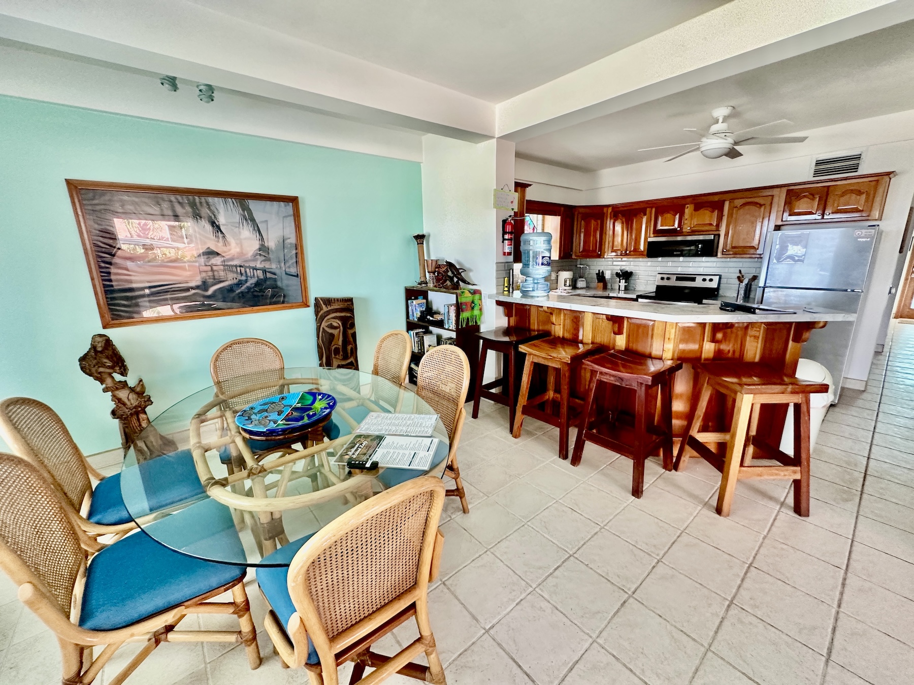 Dining area & kitchen