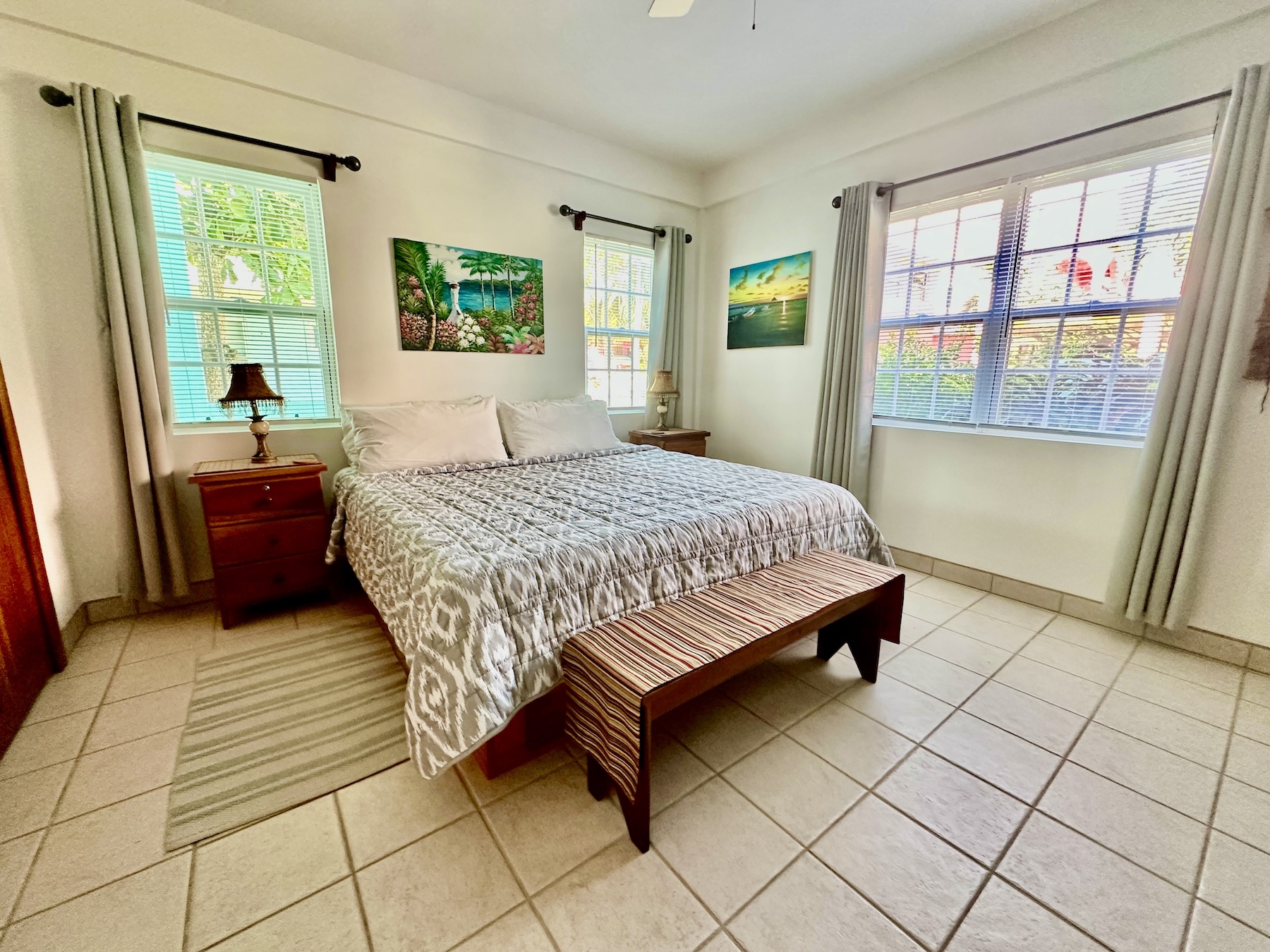 Principle bedroom with king bed & en suite bath